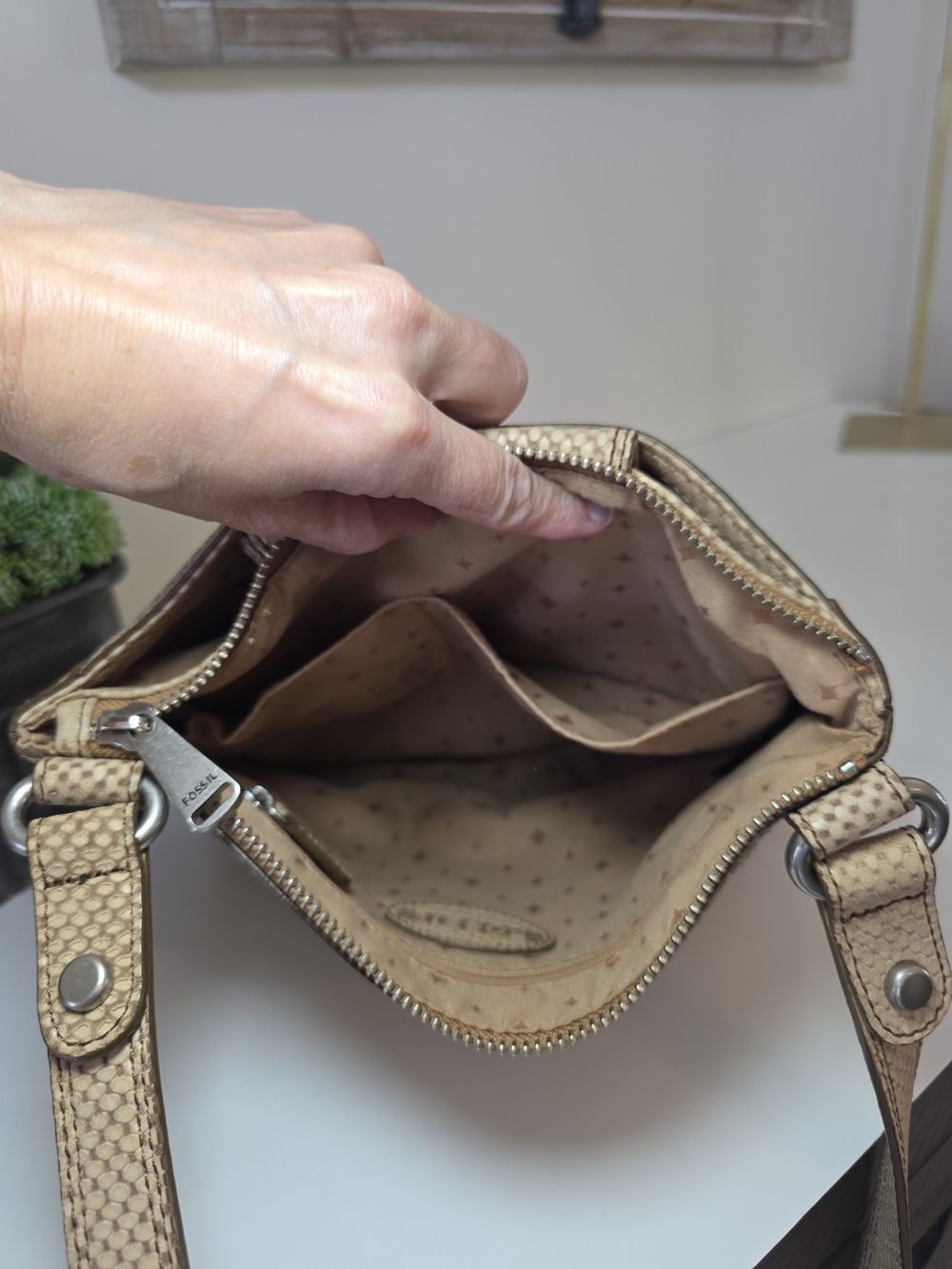 Fossil Leather Crossbody Bag Snakeskin Texture Neutral Beige Adjustable Strap - Picture 8 of 13